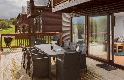 Winnard's Perch Casa | Skylark sleeps 8 private Hot Tub & Dogs welcome Nr Padstow, Resort Pool Bar & Watersports