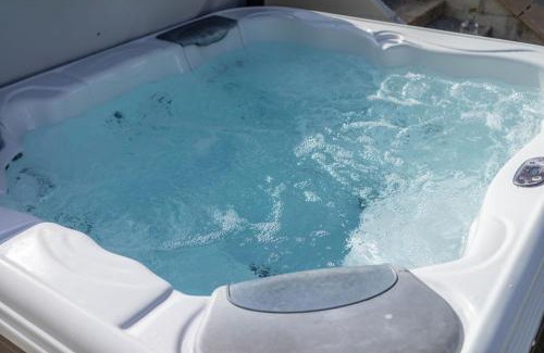 Winnard's Perch Casa | Skylark sleeps 8 private Hot Tub & Dogs welcome Nr Padstow, Resort Pool Bar & Watersports