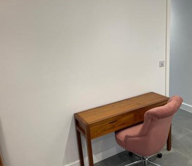 Slough Apartamento | Skylight Deluxe Apartment with free parking, close to Windsor, Legoland and Heathrow