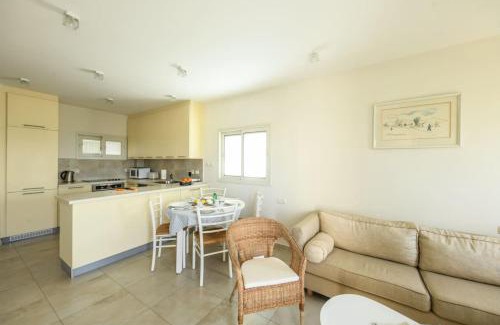 Herzliya Pituach Apartamento | Skyline 1BR Apartment with City and Sea View Sea N' Rent