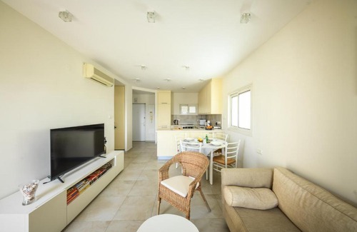 Herzliya Pituach Apartamento | Skyline 1BR Apartment with City and Sea View by Sea N' Rent