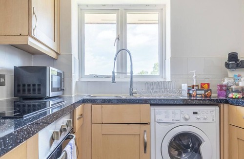 Woolwich Apartamento | Skyline Haven Modern 2BR w/ Free Parking & 4kTV