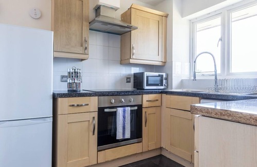 Woolwich Apartamento | Skyline Haven Modern 2BR w/ Free Parking & 4kTV