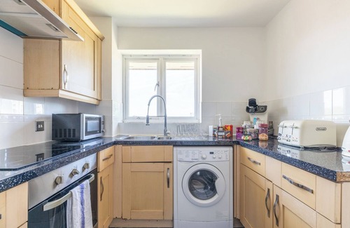 Woolwich Apartamento | Skyline Haven Modern 2BR w/ Free Parking & 4kTV