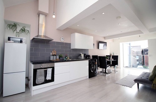 Castle Apartamento | Skyline Immaculate 2-bed Apartment in Swansea