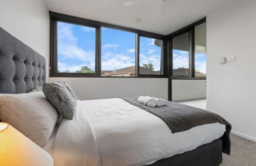 East Brisbane Apartamento | Skyline n Rooftop Pool 2BR Modern Stay Near CBD