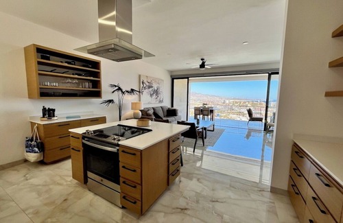 Centro Condominio | Impresionante vista a la ciudad y la marina en el centro de Cabo!