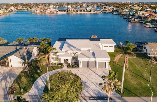 Eight Lakes Casa | Skyline Paradise Charming 5-bedroom house with WiFi and AC in lovely Cape Coral