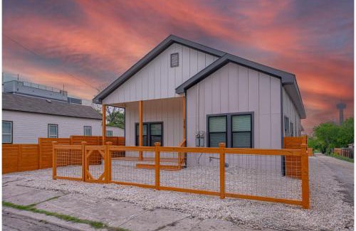 Near East Side Apartamento | Skyline Retreat 3BR-3BA w Stunning Views Near DT