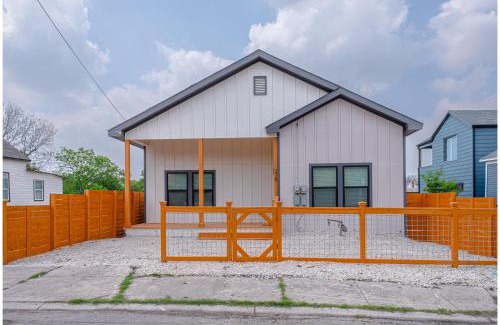 Near East Side Apartamento | Skyline Retreat 3BR-3BA w Stunning Views Near DT