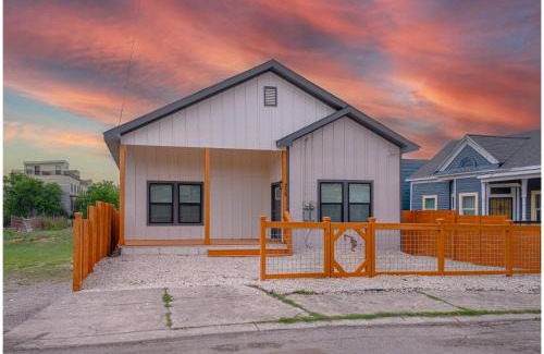 Near East Side Apartamento | Skyline Retreat 3BR-3BA w Stunning Views Near DT