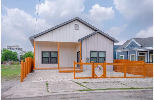 Near East Side Apartamento | Skyline Retreat 3BR-3BA w Stunning Views Near DT