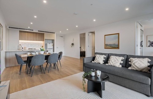East Brisbane Apartamento | Skyline & Rooftop Pool | 2BR Modern Stay Near CBD