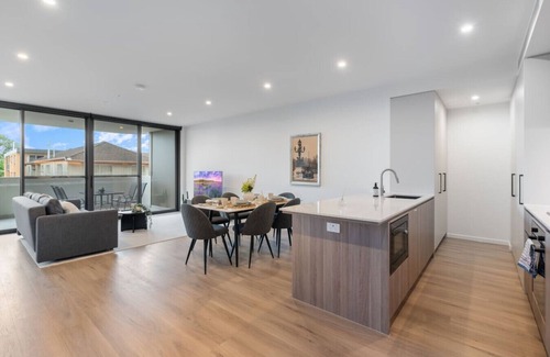 East Brisbane Apartamento | Skyline & Rooftop Pool | 2BR Modern Stay Near CBD