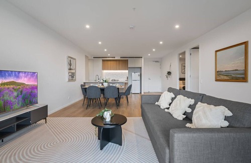 East Brisbane Apartamento | Skyline & Rooftop Pool | 2BR Modern Stay Near CBD