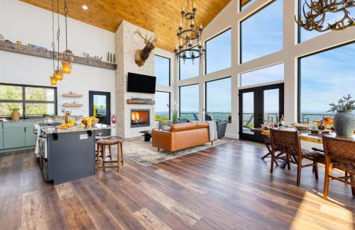 Sevierville Casa | Skyline Sanctuary by AvantStay Indoor Pool Game Room Firepit Mountain Views Luxe Design