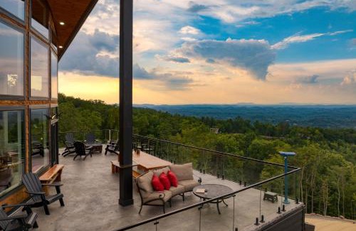 Sevierville Casa | Skyline Sanctuary by AvantStay Indoor Pool Game Room Firepit Mountain Views Luxe Design
