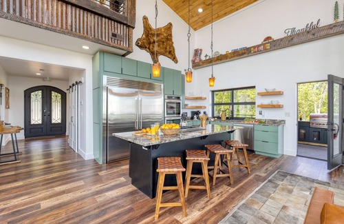 Sevierville Cabina | Skyline Sanctuary | Indoor Pool, Game Room, Firepit, Mountain Views, Luxe Design