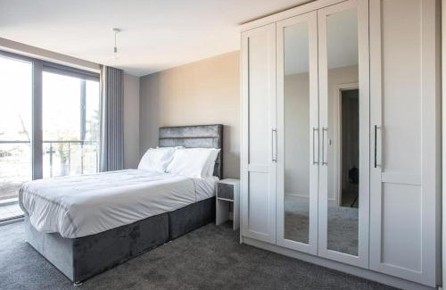 Belfast Apartamento | Skyline Serenity: Exquisite 3-Bedroom Ultra-Luxury Penthouse