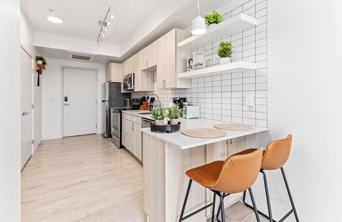 Uptown Apartamento | Skyline Serenity mins to DT w Gym ,BBQ, Rooftop