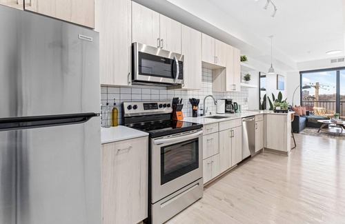 Uptown Apartamento | Skyline Serenity mins to DT w Gym ,BBQ, Rooftop