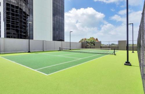 Takapuna Apartamento | Skyline Sojourn Studio with Parking and Sea Views
