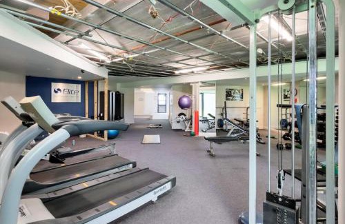 Takapuna Apartamento | Skyline Sojourn Studio with Parking and Sea Views