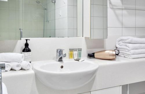 Takapuna Apartamento | Skyline Sojourn Studio with Parking and Sea Views