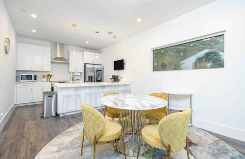 Summerhill Casa | Skyline View 5 Story Twin Tower Town House