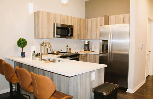 Midtown - Westport Apartamento | Skyline View Top Floor Loft, King & Queen Bedroom