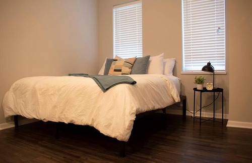 Midtown - Westport Apartamento | Skyline View Top Floor Loft, King & Queen Bedroom
