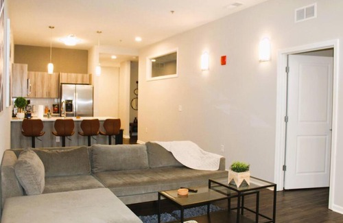 Midtown - Westport Apartamento | Skyline View Top Floor Loft, King & Queen Bedroom