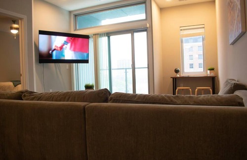 Midtown - Westport Apartamento | Skyline View Top Floor Loft, King & Queen Bedroom