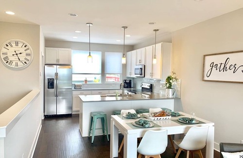 Katie Hill Neighborhood Casa | Skyline Views/3 Miles to Downtown/WeeklyDiscounts/Pet Friendly