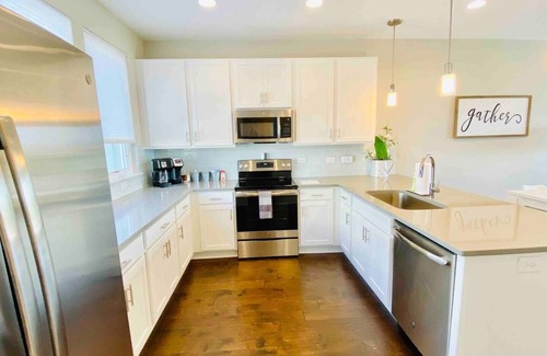 Katie Hill Neighborhood Casa | Skyline Views/3 Miles to Downtown/WeeklyDiscounts/Pet Friendly