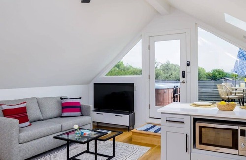 Barton Heights Casa | Skyline Views, Hot Tub | Skyline - Portoro