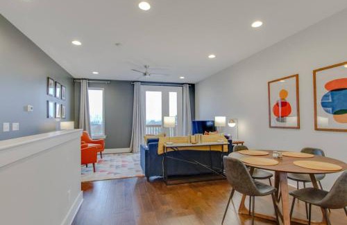 Katie Hill Neighborhood Casa | Skyline Views Romantic Fun Downtown Location