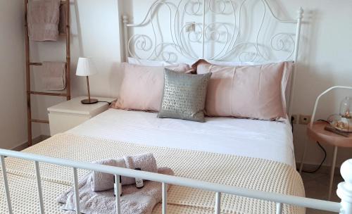 Perama Apartamento | Skyline Vista - Sea View Apartment with Free Parking