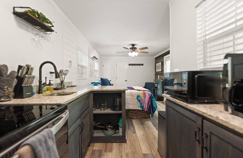 Stanton Cabina | Skyridge Woodland Cabin @ tranquil High Rock - Wi-Fi, Hot tub, Pet friendly