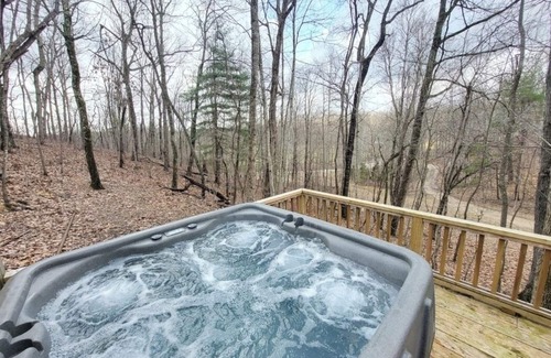 Stanton Cabina | Skyridge Woodland Cabin @ tranquil High Rock - Wi-Fi, Hot tub, Pet friendly