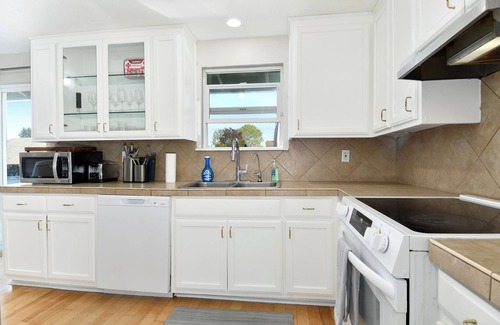 Five Corners Casa | SkyRoom - Private 1-bedroom Room in lovely Vancouver Home