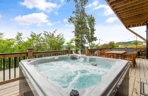 Sevierville Casa | Skys the Limit - Pool - Theater - Views