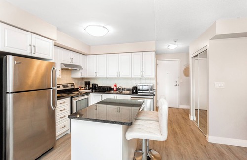 Downtown Mississauga Condominio | SkyView 2+1 Condo Stunning Views Steps to SQ1 Mall