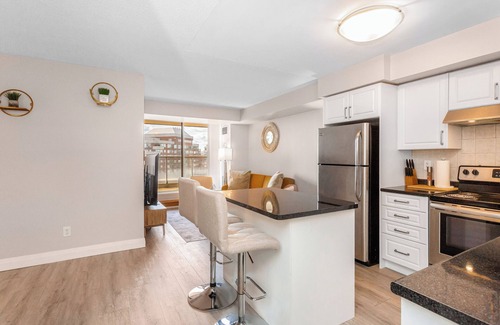 Downtown Mississauga Condominio | SkyView 2+1 Condo Stunning Views Steps to SQ1 Mall
