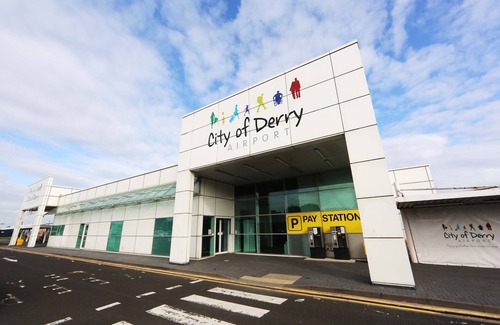 Londonderry Apartamento | SkyView - 3-bedroom apartment in superb Strathfoyle with WiFi