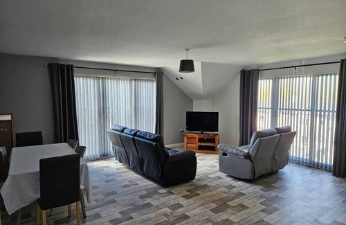 Londonderry Apartamento | SkyView - 3-bedroom apartment in superb Strathfoyle with WiFi