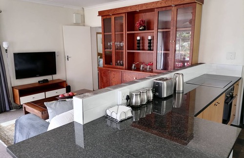 Northcliff Cabaña | SkyView, a spacious modern cottage.