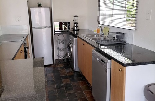 Northcliff Cabaña | SkyView, a spacious modern cottage.