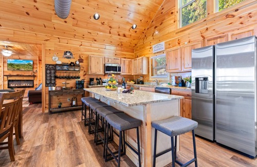 Sevierville Cabina | Skyview Serenity by Ghosal Luxury Lodging