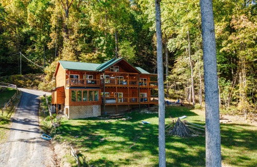 Sevierville Cabina | Skyview Serenity by Ghosal Luxury Lodging
